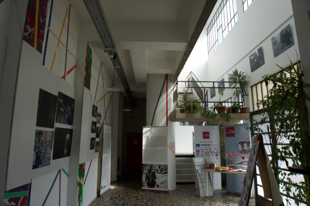 L’atrio della Maison des journalistes che al momento ospita l’esposizione “Alep Point Zéro” del fotoreporter siriano Muzaffar Salman - Fonte Lucas Chedeville