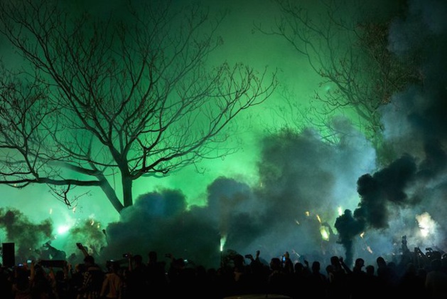 Arrivée des bus de joueurs dans un climat de hors-norme avant l’entrée dans l’enceinte du Benito Villamarín - Crédit : Paco Puentes (EFE) Arrivée des bus de joueurs dans un climat de hors-norme avant l’entrée dans l’enceinte du Benito Villamarín - Crédit : Paco Puentes (EFE)