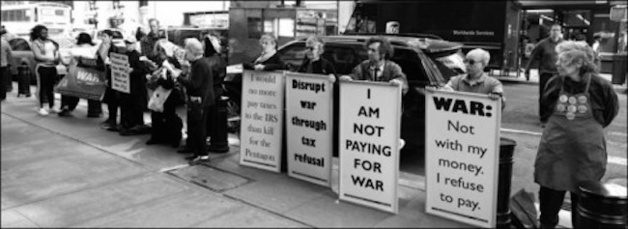 « Je ne paye pas pour la guerre » « Guerre : pas avec mon argent, je refuse de payer » Action pour l’édition 2015 des GDAMS, New-York, Etats-Unis. Crédits : IPB