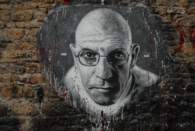 Michel Foucault, difensore di un reddito minimo universale. Crediti: Thierry Ehrmann Michel Foucault, difensore di un reddito minimo universale. Crediti: Thierry Ehrmann