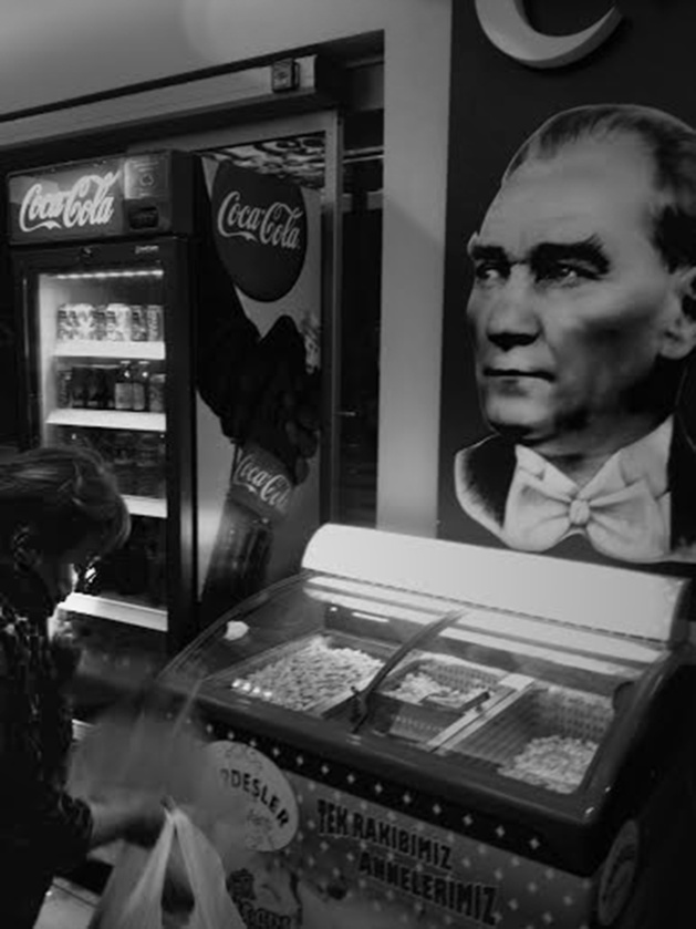 Une représentation du président Atatürk dans une boulangerie. Crédit : Chloé Marchal Une représentation du président Atatürk dans une boulangerie. Crédit : Chloé Marchal