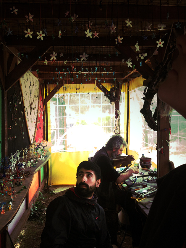 Mustafa, un auto-stoppeur, dans l'atelier d'un souffleur de verre. Crédit : Chloé Marchal