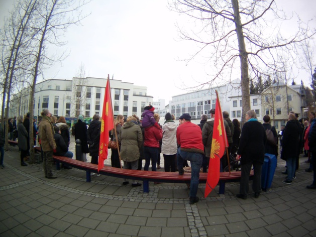 Des manifestants à Akureyri, au nord de l'Islande, le 6 avril 2016. Crédit : Solveig Veyssiere