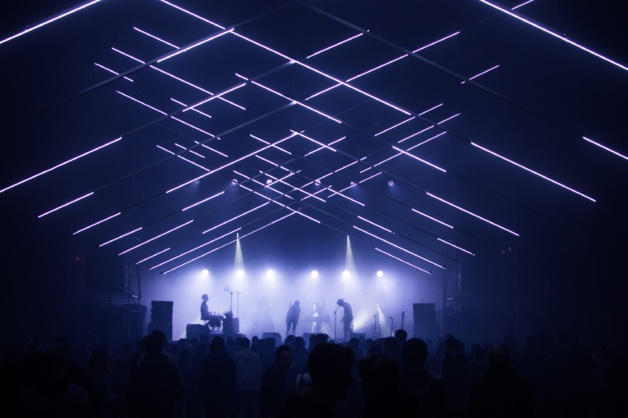 Turzi était présent avec leur « rock disciplinaire et narcotique », mais aussi parfois entraînant. Il a été possible de découvrir toutes les possibilités de la scénographie créée par Trafik pour cette édition 2016. Crédit Côme Rollet. Turzi était présent avec leur « rock disciplinaire et narcotique », mais aussi parfois entraînant. Il a été possible de découvrir toutes les possibilités de la scénographie créée par Trafik pour cette édition 2016. Crédit Côme Rollet.