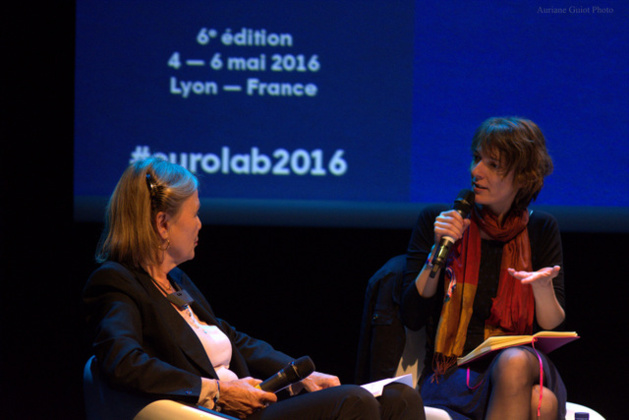 Annegret Falter, la présidente de Whistleblower-Netzwerk, débat avec la journaliste française Annaëlle Guitton pendant la conférence « lanceurs d’alertes et nouvelles formes de militantisme ». Crédit Auriane Guiot.