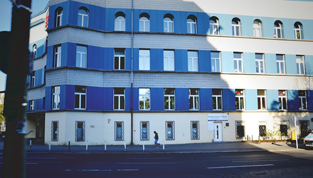 Rue bleue. Crédits : Chloé Marchal