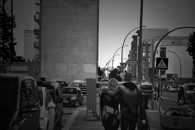 Amoureux dans la rue. Crédits : Chloé Marchal Amoureux dans la rue. Crédits : Chloé Marchal