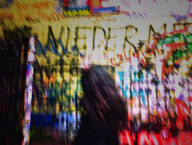 Inconnue sortant du bar The Clash à Kreuzberg. Crédits : Chloé Marchal Inconnue sortant du bar The Clash à Kreuzberg. Crédits : Chloé Marchal