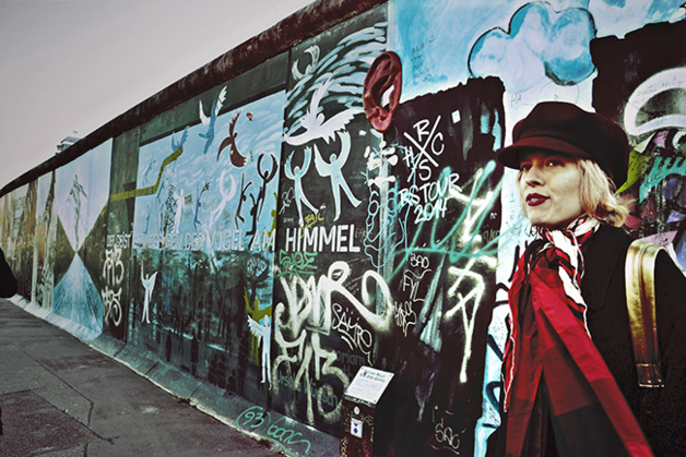 Guide touristique inconnue devant l’East Side Gallery. Crédits : Chloé Marchal Guide touristique inconnue devant l’East Side Gallery. Crédits : Chloé Marchal