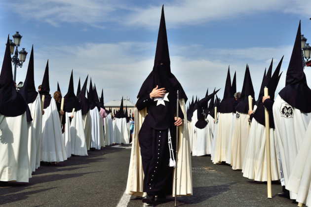 Procession de pénitents appelés « nazarenos » lors de la Semaine Sainte à Séville. Crédit : Flickr / César Catalan