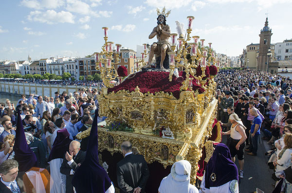 Passage de la procession de « La Estrella » sur le Pont de Triana à Séville. Crédit : Kiko Jiménez/istockphoto