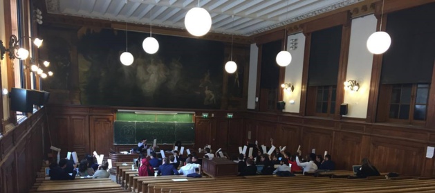 Les délégués lèvent leurs panonceaux pour voter une motion dans le DISEC - Crédit Marine Mulcey Les délégués lèvent leurs panonceaux pour voter une motion dans le DISEC - Crédit Marine Mulcey