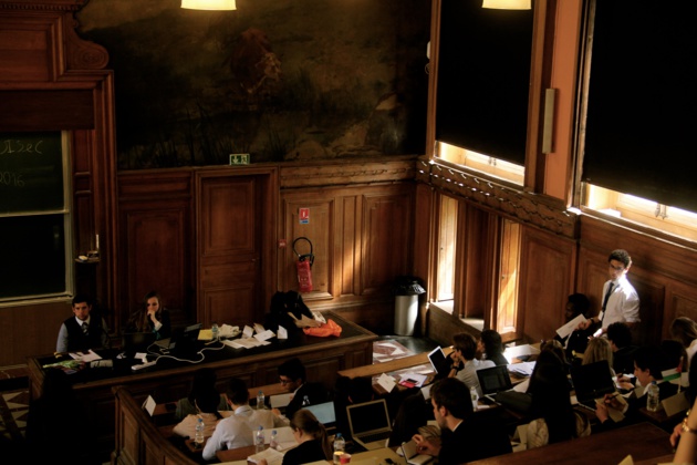 Le délégué de la Belgique prend la parole lors des négociations autour de la prolifération nucléaire en Corée du Nord au DISEC. - Crédit Lisa Hugouvieux Le délégué de la Belgique prend la parole lors des négociations autour de la prolifération nucléaire en Corée du Nord au DISEC. - Crédit Lisa Hugouvieux