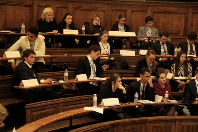 Les délégués commencent à fatiguer à l'ECOFIN en fin de journée. - Crédit Lisa Hugouvieux Les délégués commencent à fatiguer à l'ECOFIN en fin de journée. - Crédit Lisa Hugouvieux