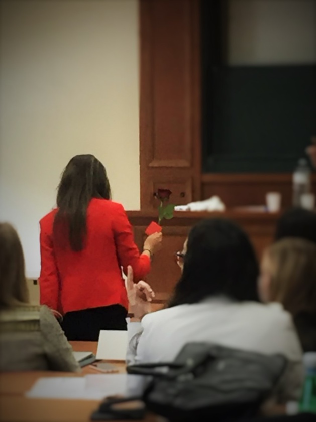 La déléguée de la Tunisie reçoit une rose d'un admirateur à l'ECOSOC. - Crédit Paul Facen