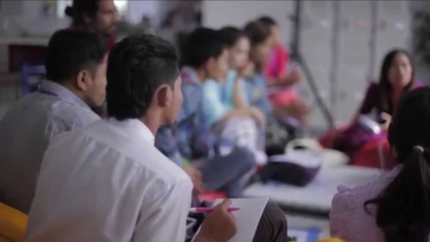 Un échange sur la paix au Myanmar. Capture d'écran YouTube : https://www.youtube.com/watch?v=fuL2FE29aDQ. Un échange sur la paix au Myanmar. Capture d'écran YouTube : https://www.youtube.com/watch?v=fuL2FE29aDQ.