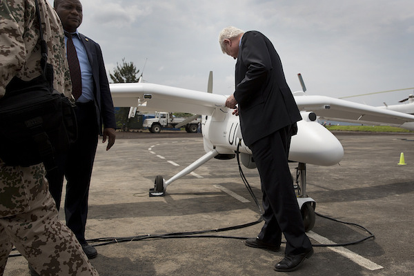 Hervé Ladsous inspecte un véhicule aérien sans pilote. Crédits : Sylvain Liechti (MONUSCO)