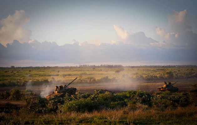 La Misión de la Unión Africana en Somalia (AMISOM) y el ejército somalí durante una operación anti Al-Shabbaab. Crédito: Flickr – United Nations. La Misión de la Unión Africana en Somalia (AMISOM) y el ejército somalí durante una operación anti Al-Shabbaab. Crédito: Flickr – United Nations.
