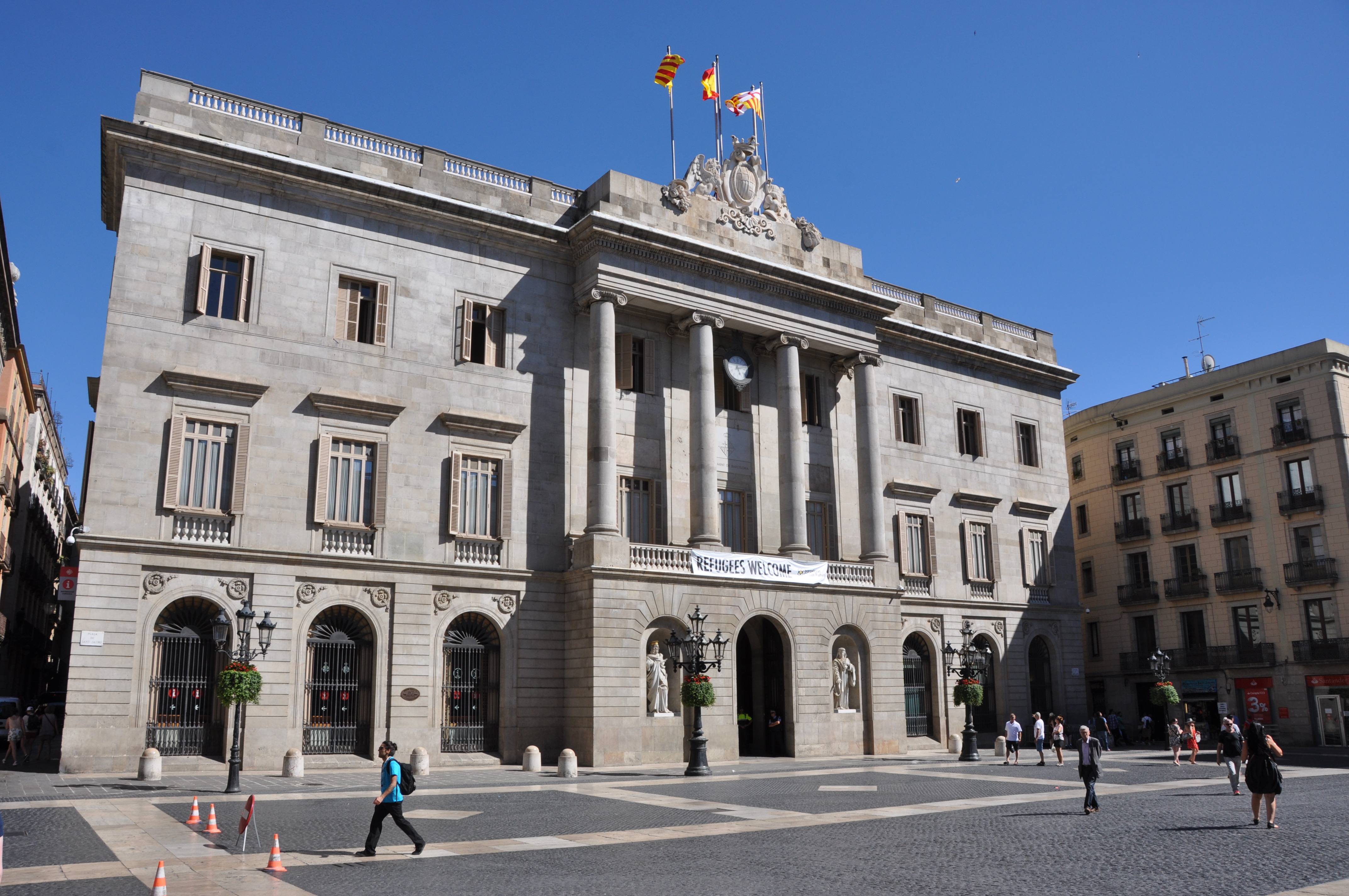 Sur la façade de la mairie de Barcelone, une discrète banderole « refugees welcome ». Crédit Josep Bracons