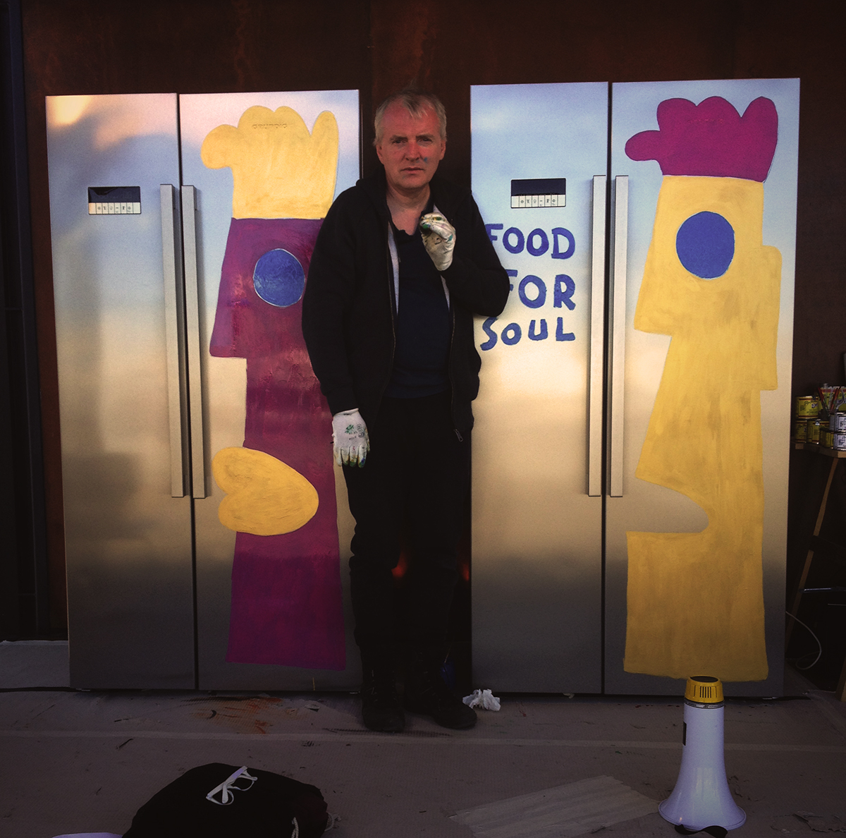 Thierry Noir à l’occasion de la peinte de frigos en partenariat avec Grunding Les frigos peints sont ensuite mis en enchère, les fonds récoltés sont distribués à la fondation « Food for Soul » - Crédit Chloé Marchal Thierry Noir à l’occasion de la peinte de frigos en partenariat avec Grunding Les frigos peints sont ensuite mis en enchère, les fonds récoltés sont distribués à la fondation « Food for Soul » - Crédit Chloé Marchal