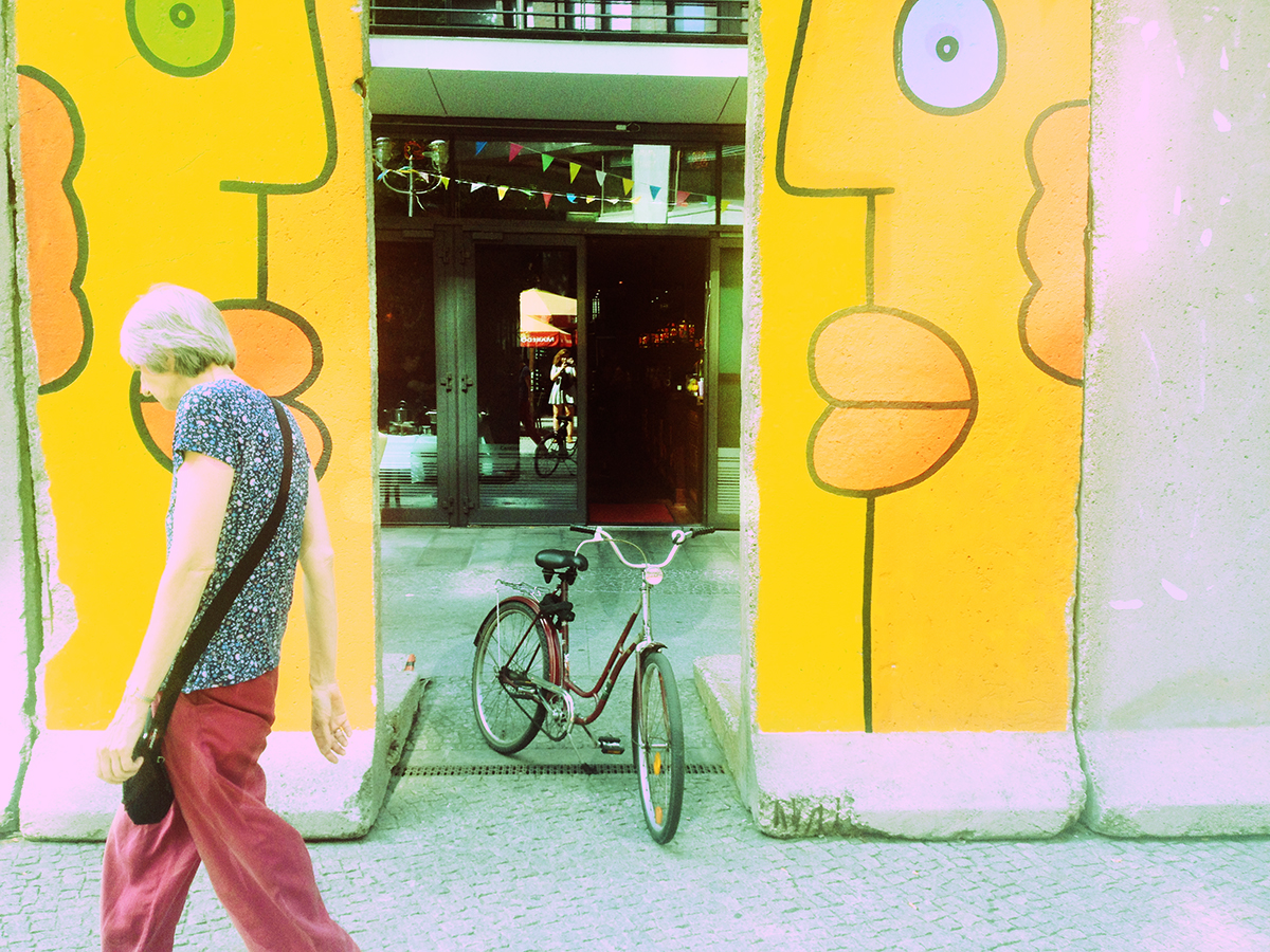 Fragments de murs laissés en expositions dans une des rues parallèles de la Potsdamer Platz - Crédit Chloé Marchal Fragments de murs laissés en expositions dans une des rues parallèles de la Potsdamer Platz - Crédit Chloé Marchal