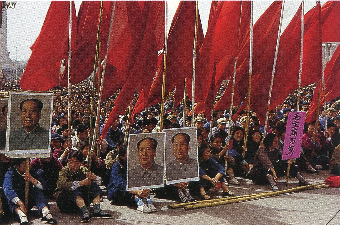 Manifestation d'étudiants sur la place Tian'anmen lors de la révolution culturelle en 1966 | Crédit photo --- DR