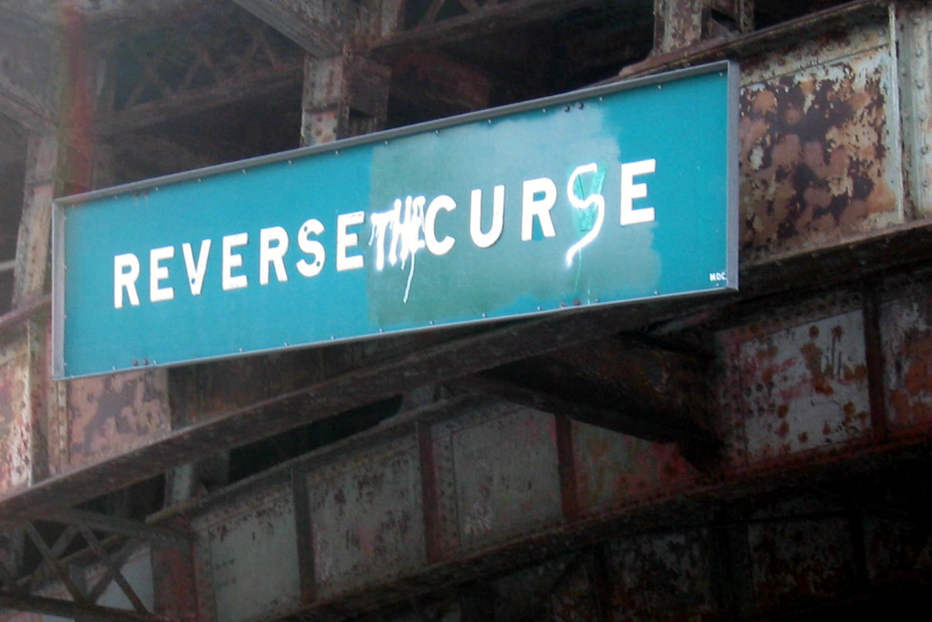 En 2004, un individu a vandalisé un panneau («Reverse Curve ») pour écrire « Reverse the Curse » (Renversez la malédiction). | Crédits photo -- wallyg