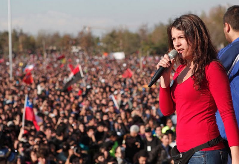 Camila Vallejo, étudiante et activiste politique chilienne, militante des Jeunesses communistes du Chili, lors d'une manifestation étudiante à Santiago du Chili, août 2011 | Credit Photo --- DR