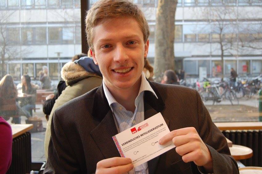Till Warning mit seinem Stimmzettel für die interne Abstimmung | Credits photo -- Till Warning Till Warning mit seinem Stimmzettel für die interne Abstimmung | Credits photo -- Till Warning