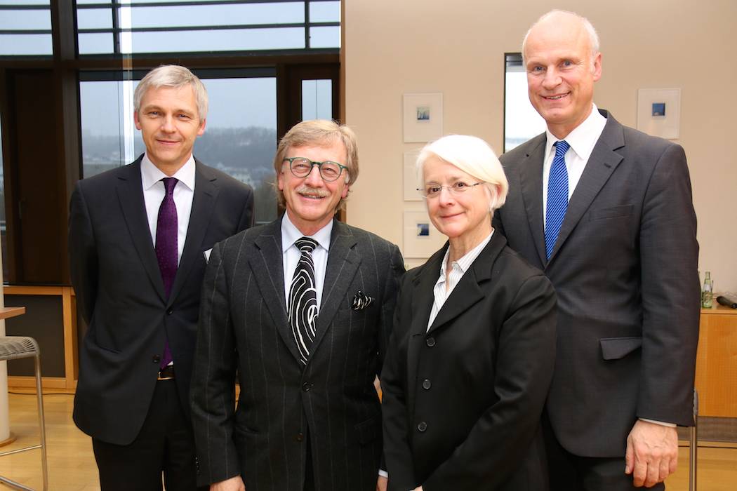 Michael Best (Bundesbank, Mondérateur), Yves Mersch, Anne Le Lorier, Carl-Ludwig Thiele | Crédits Photo -- Yann Schreiber/ Le Journal International