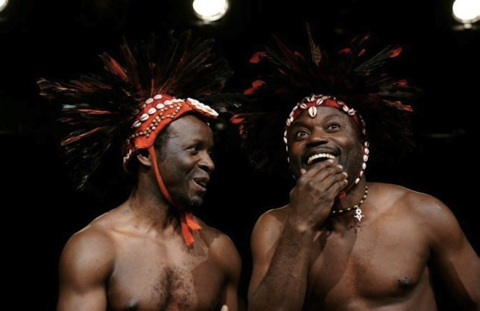 Loufoque et fragmenté, le théâtre africain se porte bien