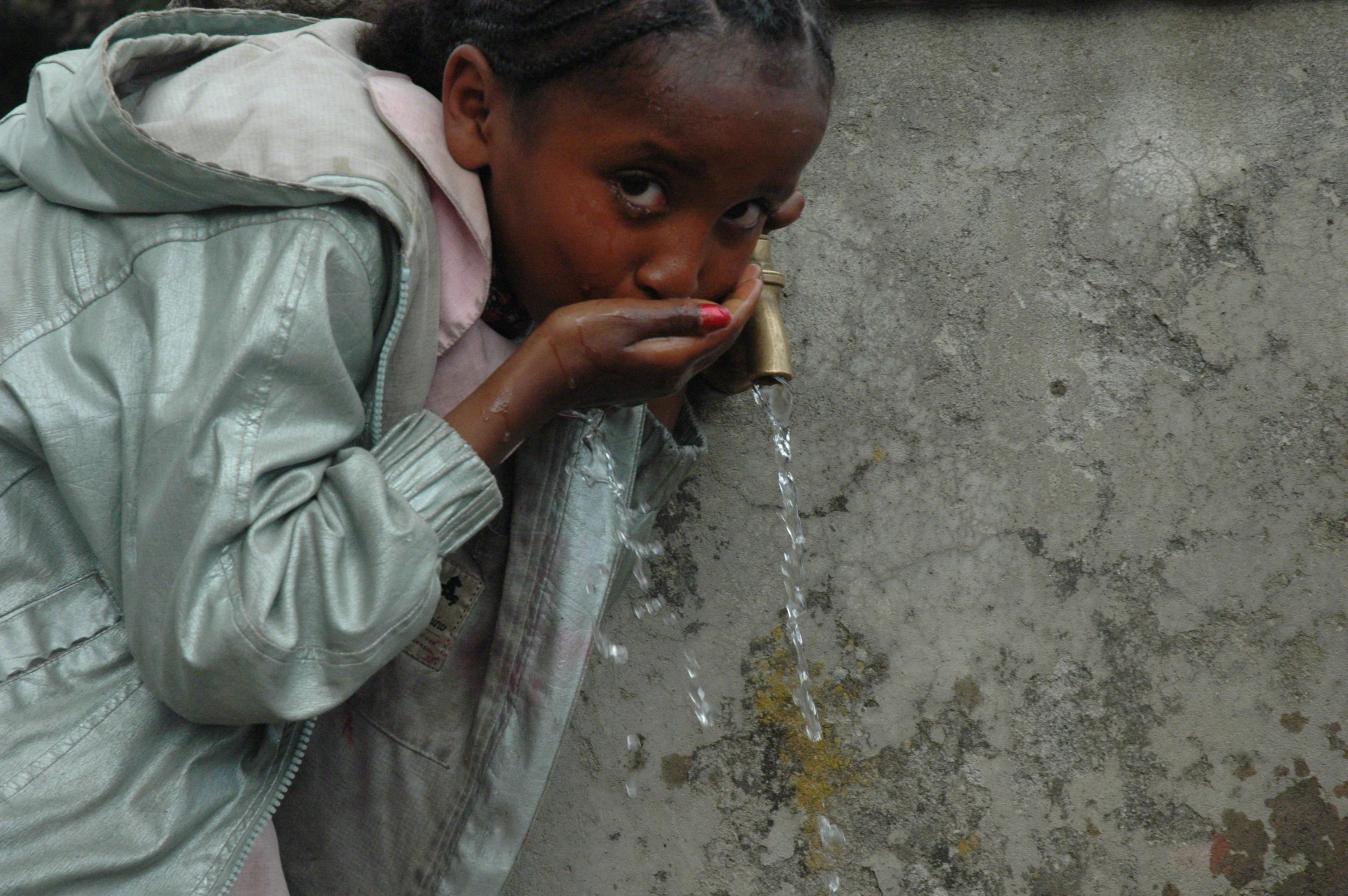 Au Ghana, les habitants boivent de l'eau en sachet