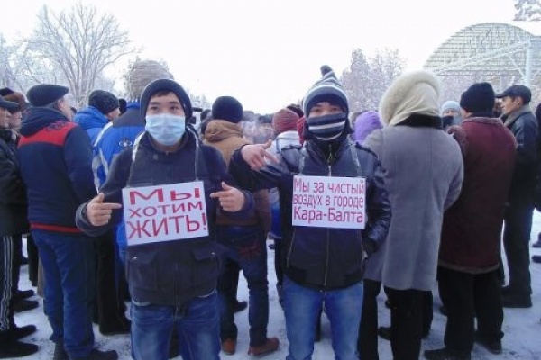 Protestations à Kara Balta au Kirghizstan contre les polutions engendrées par la nouvelle raffinerie chinoise. Crédit : AkiPress