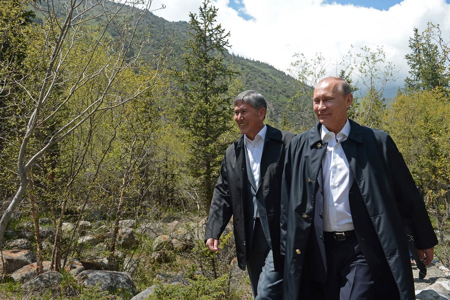 Le président du Kirghizstan A. Atambaiev et son homologue russe V. Poutine. Crédit : eurasianet.org