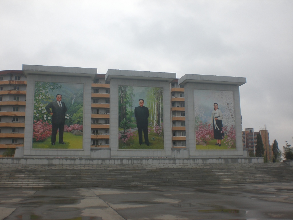 Kim Il Sung, Kim Jung Il et Kim Il Suk, portraits en mosaïque. Crédit Justine Jankowski