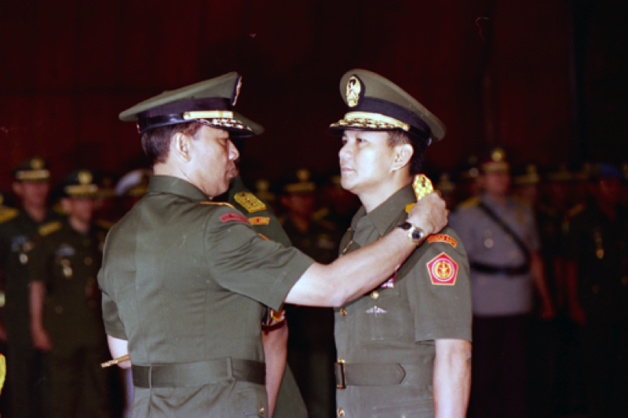 General Wiranto, Commander-in-Chief of the Indonesian army, takes away the stripes of Lieutenant-General Prabowo on May 23rd 1998. Credit : thejakartapost.com
