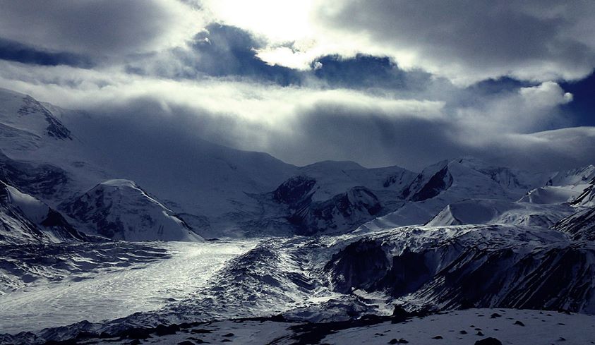 Le pic Lénine est l'un des cinq « pics des léopards des neiges » de l'ancienne Union soviétique culminant à plus de 7000m. Crédit : Jost Kobusch