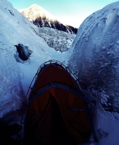 Lendemain de tempête à 4700m et réveil dans une crevasse. Crédit : Jost Kobusch