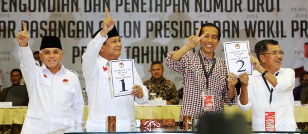 Les deux tickets présidentiels à Jakarta au moment du tirage au sort de leur numéro pour l’élection, le 1er juin dernier. De gauche à droite, Hatta Rajasa et Prabowo Subianto, Joko Widodo et Jusuf Kalla. Crédit : setkab.go.id