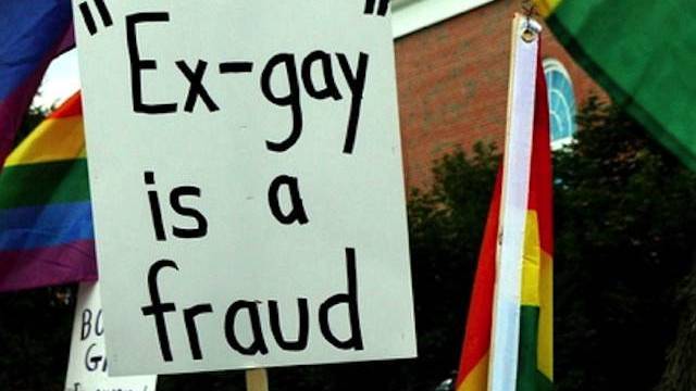 Pancarte contre les « thérapies de conversion » lors d’une manifestation à Wheaton, Illinois. (« L’idée d’ex-homosexuel est une imposture. »). Crédit DR