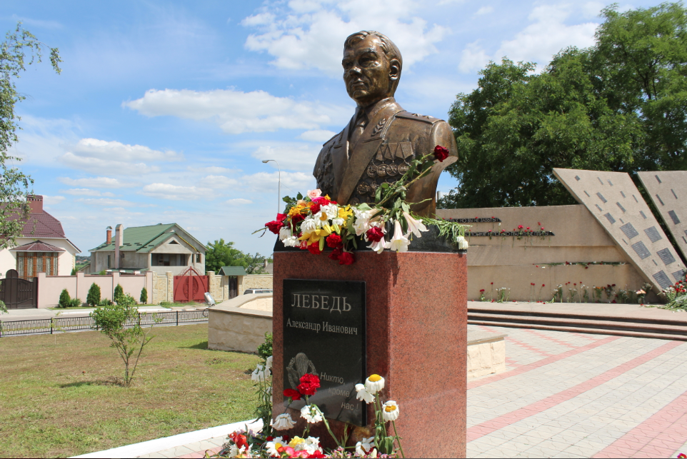 Les vétérans et officiels ont fleuri le buste du général Lebed, dont la 14ème armée qui a porté assistance aux indépendantistes de Transnistrie en 1992. Crédit photo Pierre Sautreuil
