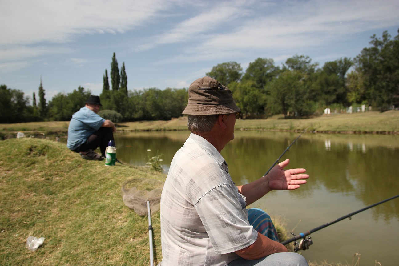 Anatoliy et son ami de l'association des pêcheurs discutent de la baisse du niveau d'eau dans les réserves. Crédit : Novastan.org