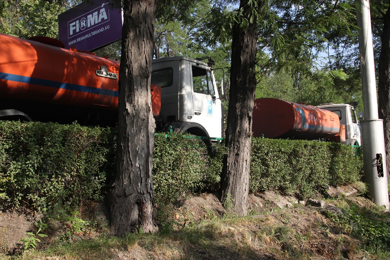 Les camions citernes circulent à Bichkek Crédit : Novastan.org