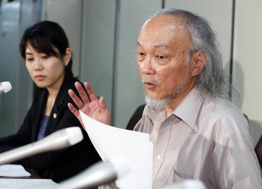 Hisao Seto, l’avocat de la plaignante, s’adresse aux journalistes à Tokyo après que la Cour Suprême a statué que les étrangers, même s’ils sont résidents permanents, sont inéligible aux aides sociales. Crédit Japan Times