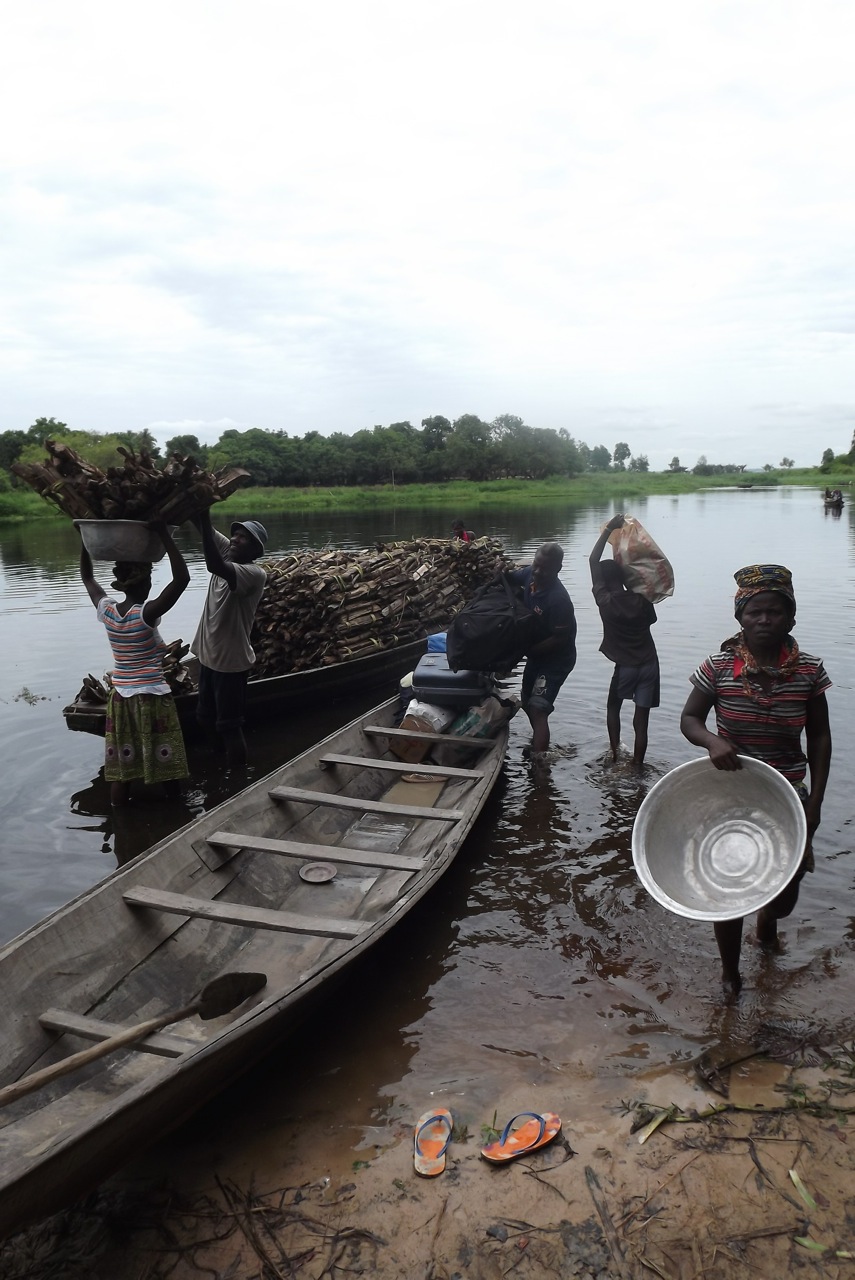 Chargement de la pirogue pour partir à Togbota. Crédit Clara Robert de Treglode