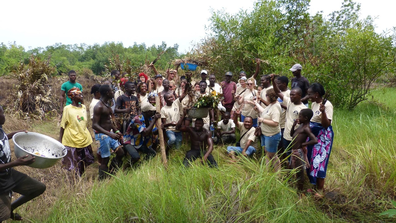 Plantation d’arbres avec l’association  « Eco Bénin ». Crédit Clara Robert de Treglode