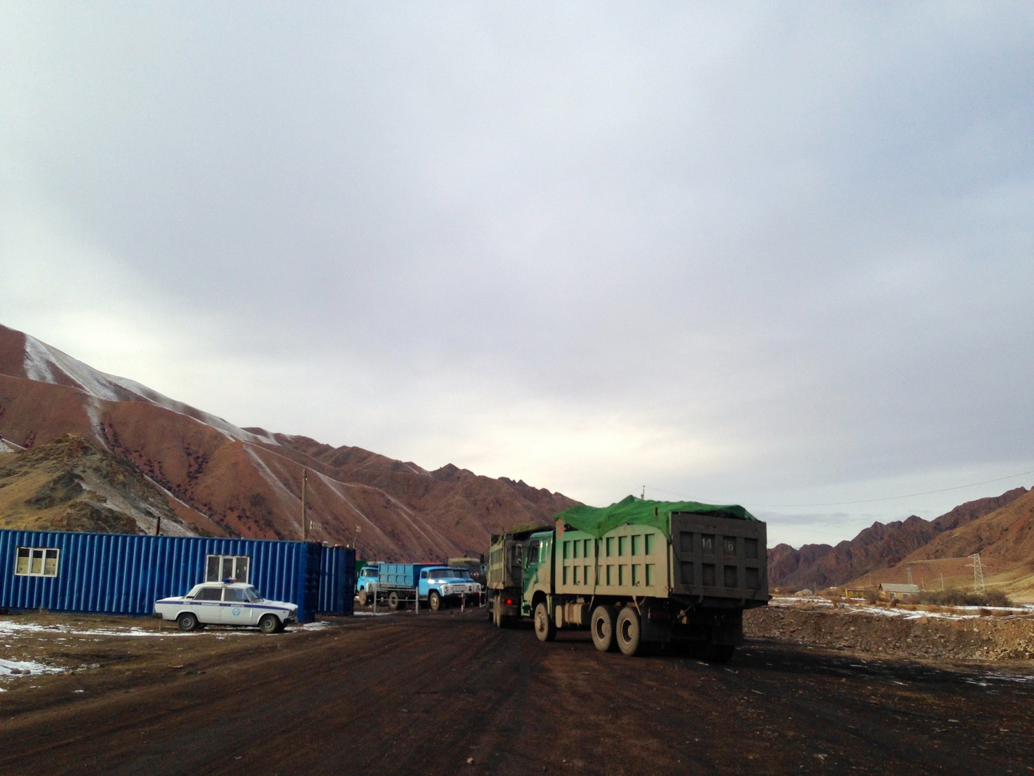 Le point de contrôle installé par la police sur la route vers la mine de Kara-Keché permet de réguler le nombre de camions et d'empêcher les petits véhicules d'aller se procurer du charbon - Crédit : Anatole Douaud