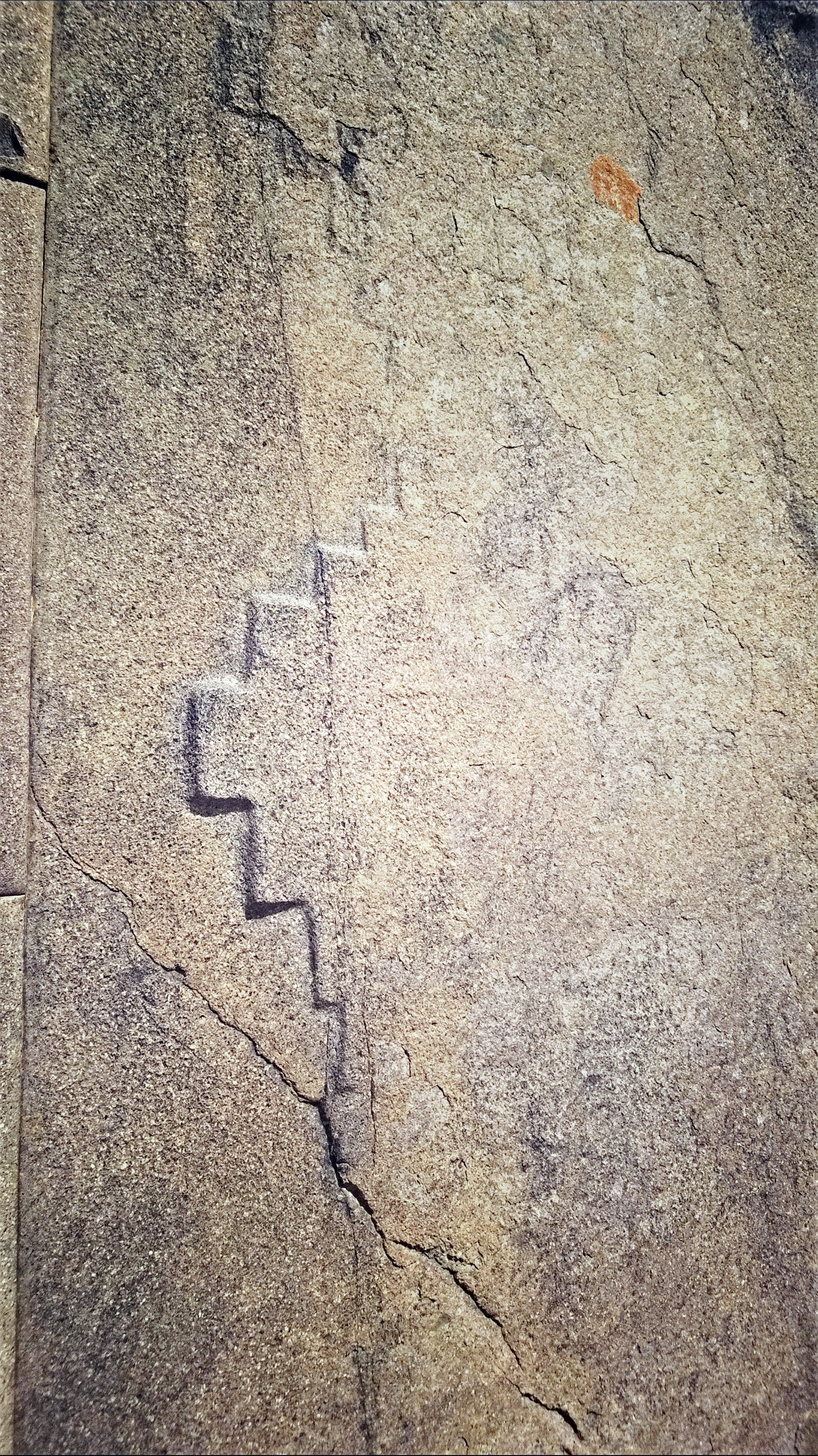 Un type de croix andine ? Mur du Temple du Soleil du site archéologique d'Ollantaytambo. Crédit Salomé Ietter