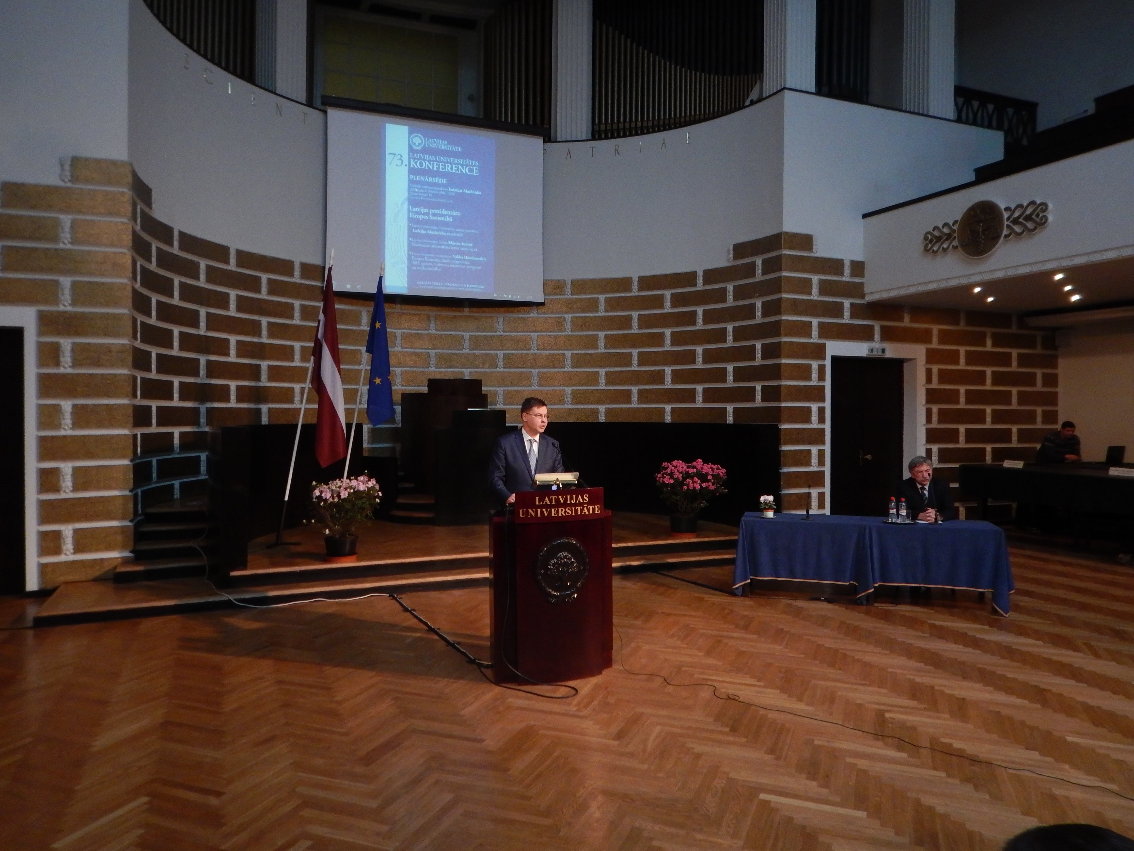 Valdis Dombrovskis lors de sa conférence à l'université de Lettonie le 2 février 2015. Crédit : Jean-Baptiste Roncari