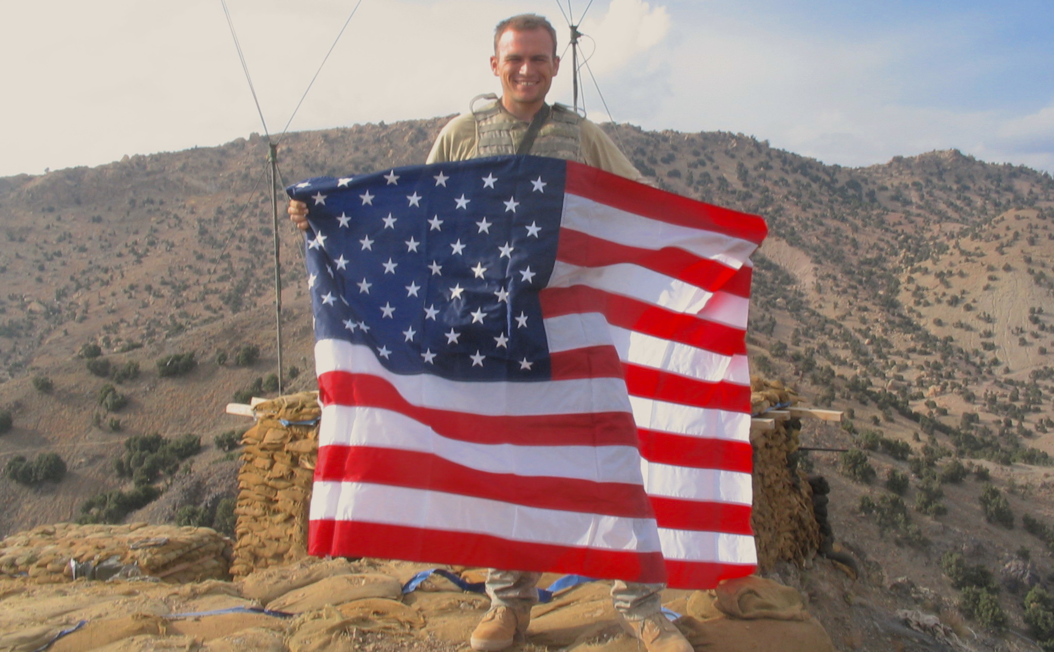 Sean brandissant le drapeau américain en Afghanistan